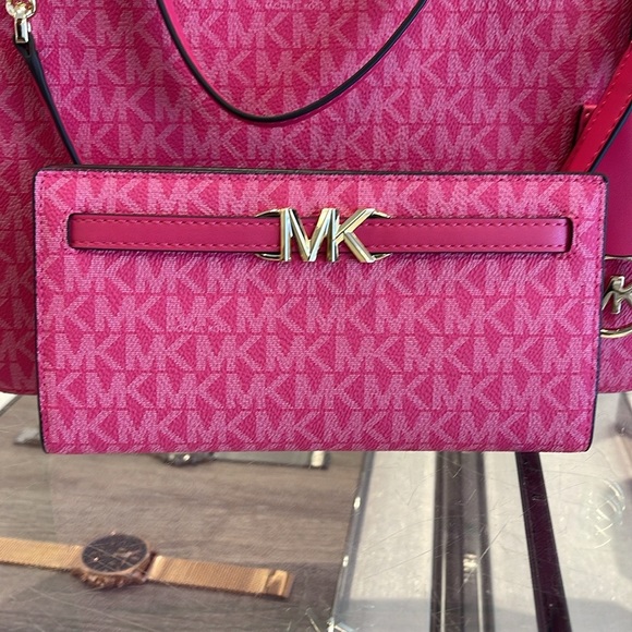 MICHAEL KORS
Reed Large Snap Signature Wallet
Electric Pink 
NWT - Picture 8 of 16